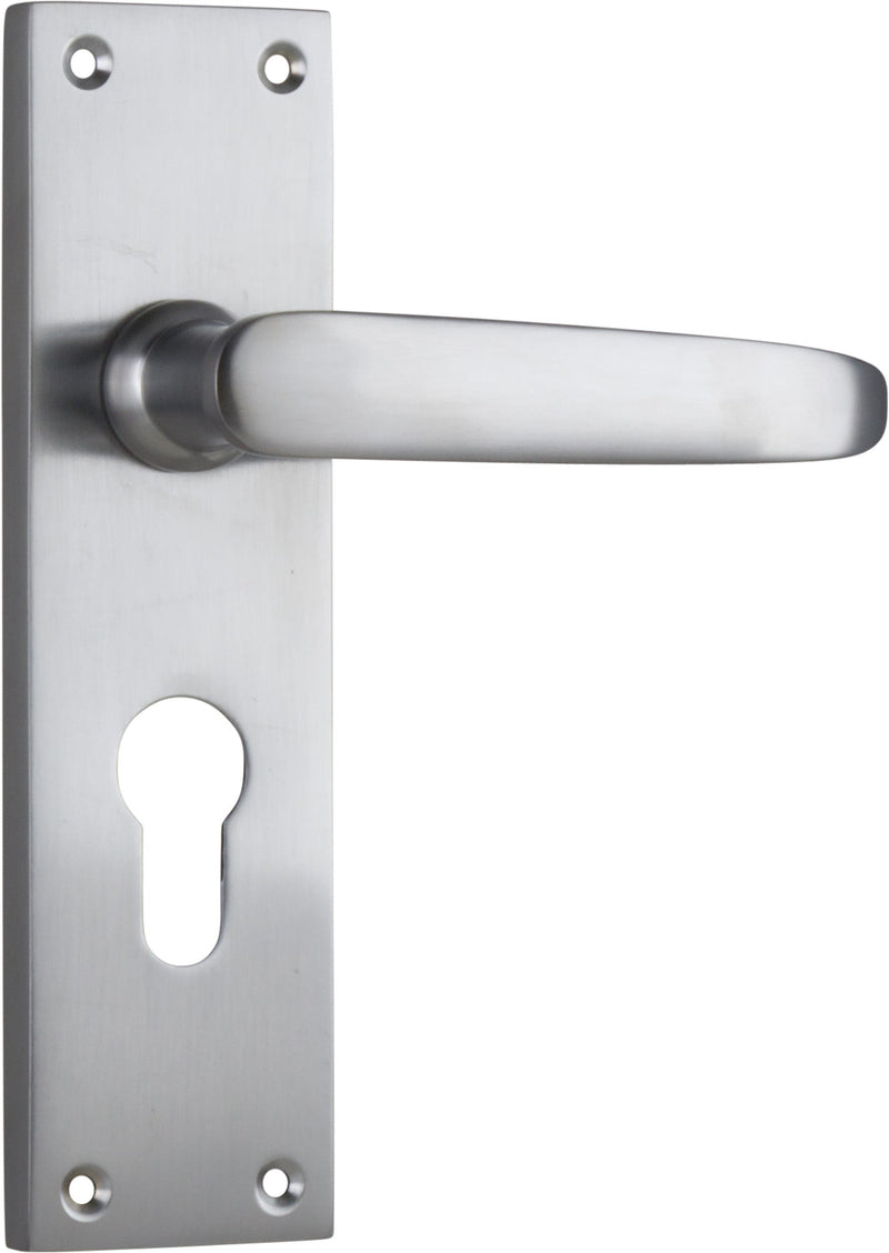 TRADCO BALMORAL DOOR LEVER HANDLE ON RECTANGULAR BACKPLATE 