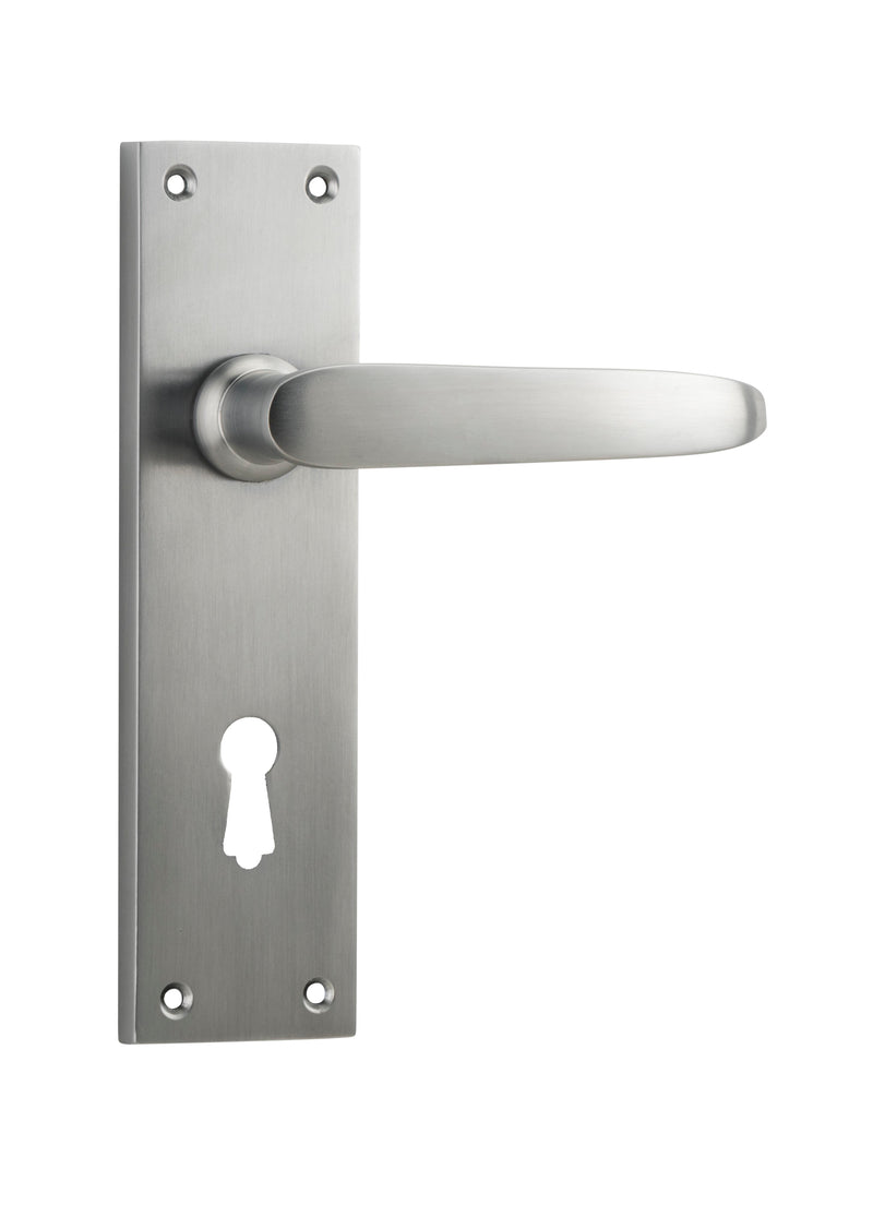 TRADCO BALMORAL DOOR LEVER HANDLE ON RECTANGULAR BACKPLATE 